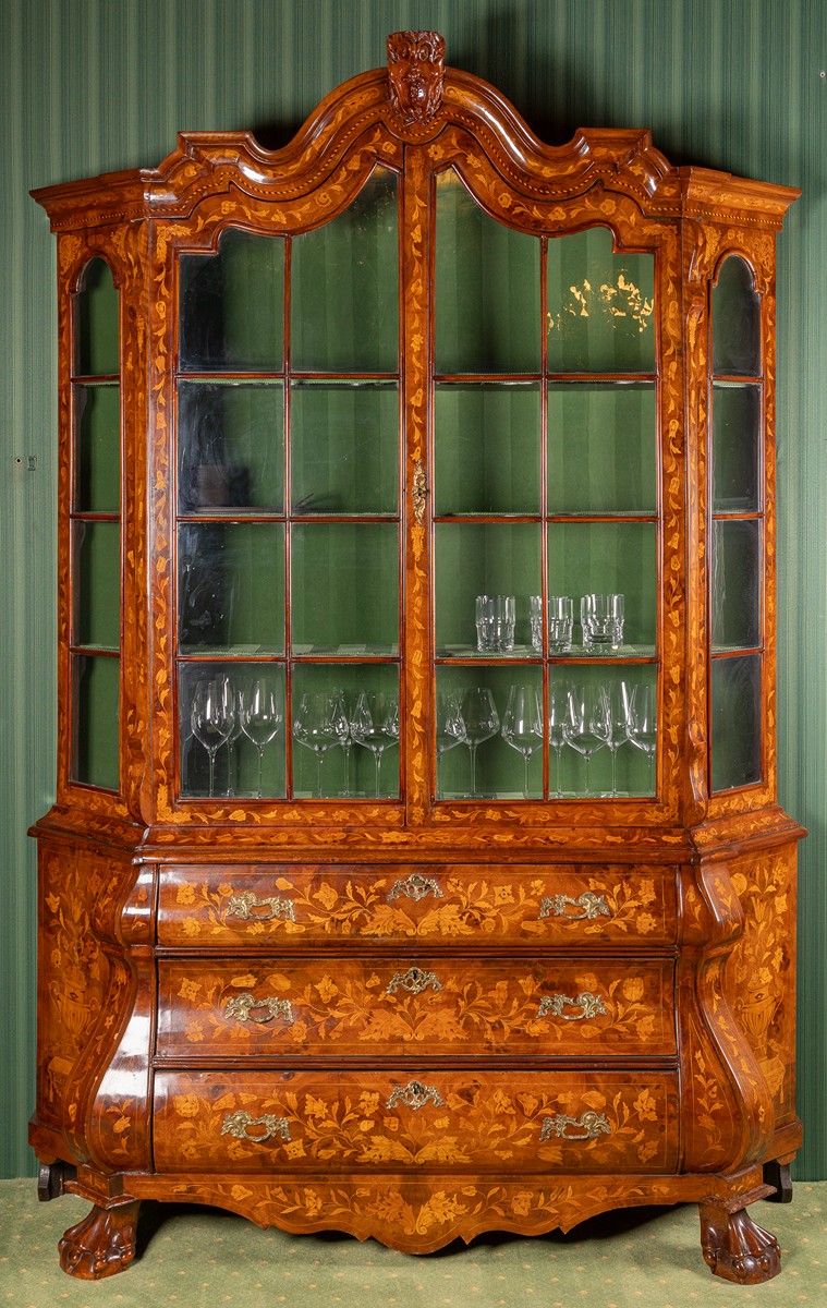 Velká vitrína v barokním stylu