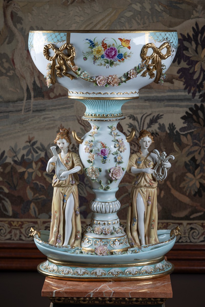 Dekorativní figurální mísa na noze