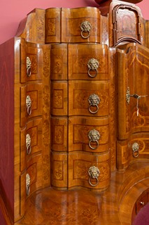 Luxusní sekretář v barokním stylu