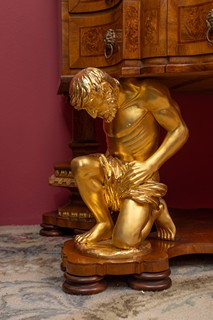 Luxusní sekretář v barokním stylu