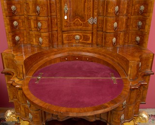 Luxusní sekretář v barokním stylu