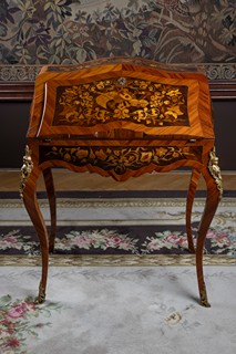 Psací stolek v rokokovém stylu Ludvík XV.