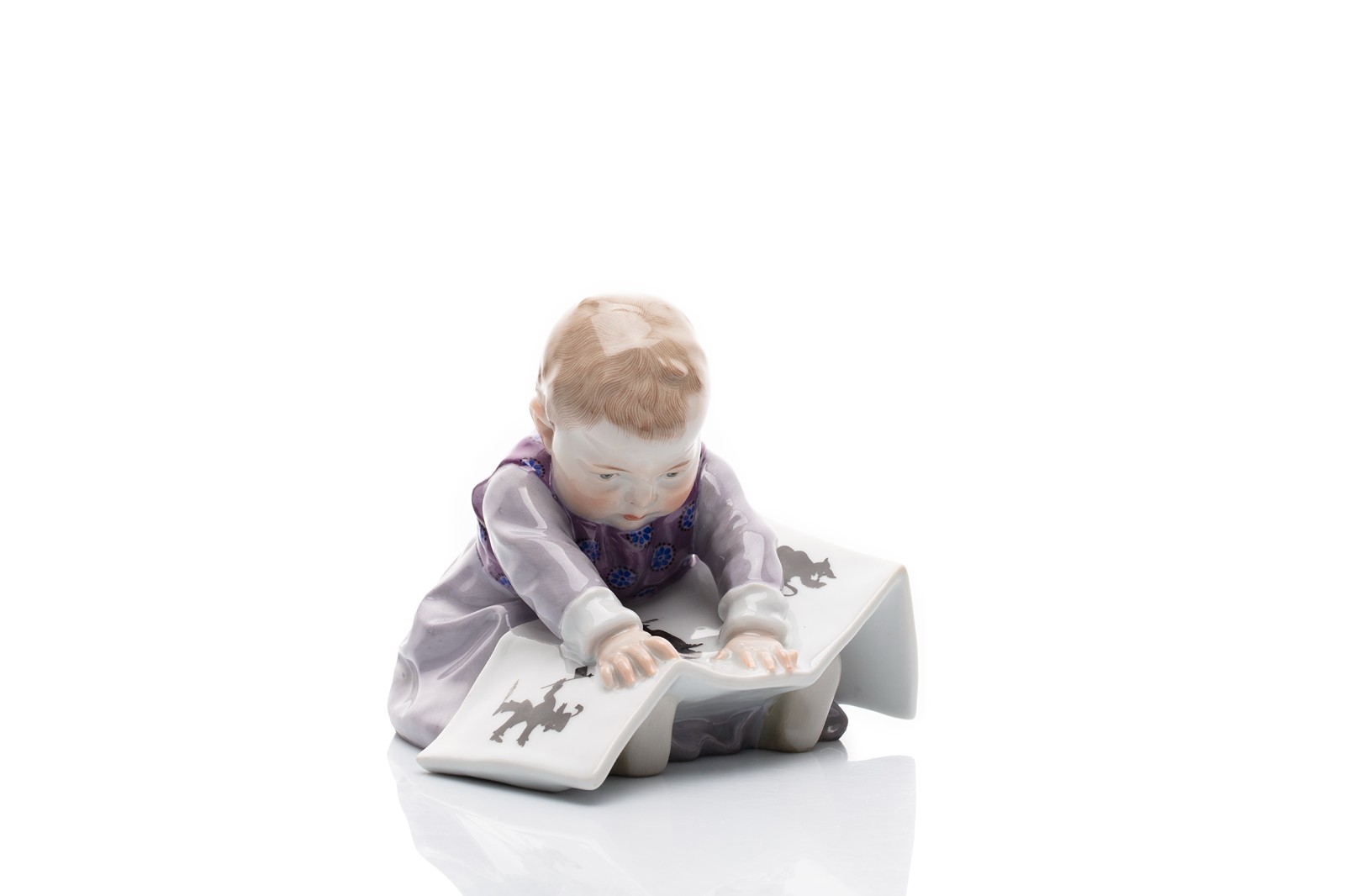 Secesní porcelánová figurka „Kind mit Bilderbuch“ (Dítě s obrázkovou knížkou) | Meissen (Míšeň), Německo; autor modelu Julius Konrad Hentschel (1904)