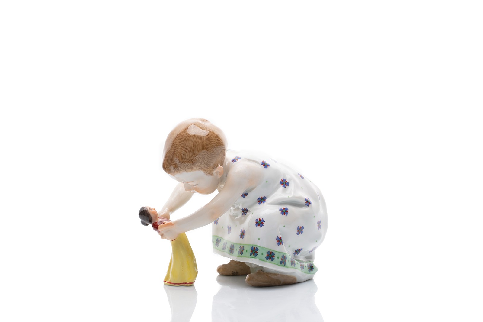 Secesní porcelánová figurka „Kind mit Puppe“ (Dítě s panenkou) | Meissen (Míšeň), Německo; autor modelu Julius Konrad Hentschel (1904)