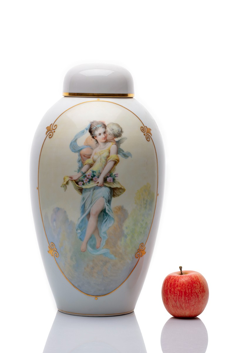 Velká porcelánová váza s poklopem „Flora a Amor“ - malba Marie Blöchl Tomanek | Pirkenhammer (Březová u Karlových Varů)