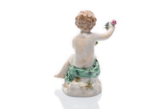 Porcelánová figurka putta s květinami | Staatliche Porzellan-Manufaktur Meissen (Míšeň, Německo)