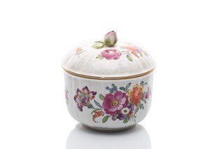 Porcelánová cukřenka s plastickou růží a ručně malovanými květy | Drážďany / Sasko (dekoratérská malírna) ve stylu Vídeňského porcelánu