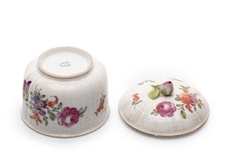 Porcelánová cukřenka s plastickou růží a ručně malovanými květy | Drážďany / Sasko (dekoratérská malírna) ve stylu Vídeňského porcelánu