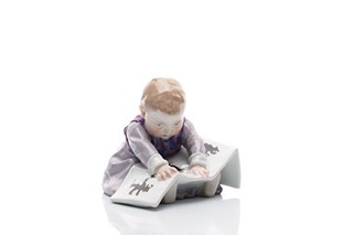 Secesní porcelánová figurka „Kind mit Bilderbuch“ (Dítě s obrázkovou knížkou) | Meissen (Míšeň), Německo; autor modelu Julius Konrad Hentschel (1904)