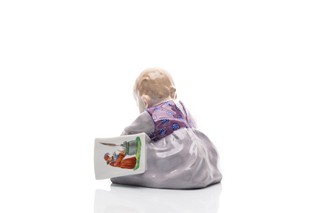 Secesní porcelánová figurka „Kind mit Bilderbuch“ (Dítě s obrázkovou knížkou) | Meissen (Míšeň), Německo; autor modelu Julius Konrad Hentschel (1904)
