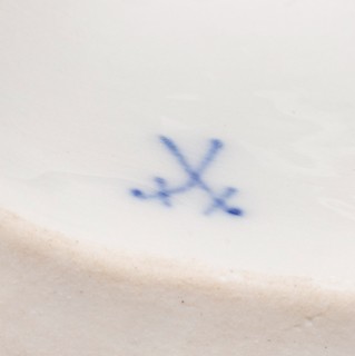 Secesní porcelánová figurka „Kind mit Bilderbuch“ (Dítě s obrázkovou knížkou) | Meissen (Míšeň), Německo; autor modelu Julius Konrad Hentschel (1904)