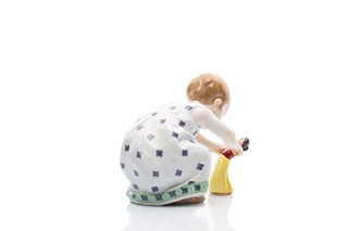 Secesní porcelánová figurka „Kind mit Puppe“ (Dítě s panenkou) | Meissen (Míšeň), Německo; autor modelu Julius Konrad Hentschel (1904)