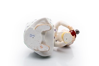 Secesní porcelánová figurka „Kind mit Puppe“ (Dítě s panenkou) | Meissen (Míšeň), Německo; autor modelu Julius Konrad Hentschel (1904)