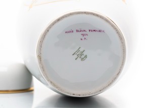 Velká porcelánová váza s poklopem „Flora a Amor“ - malba Marie Blöchl Tomanek | Pirkenhammer (Březová u Karlových Varů)