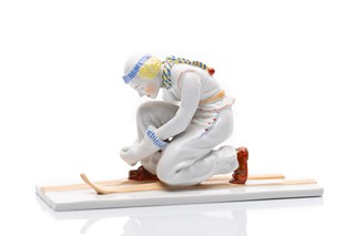 Art Deco figurka „Lyžařka zapínající si vázání | Státní odborná škola porcelánka v Karlových Varech (Staatsfachschule Karlsbad)