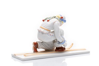 Art Deco figurka „Lyžařka zapínající si vázání | Státní odborná škola porcelánka v Karlových Varech (Staatsfachschule Karlsbad)