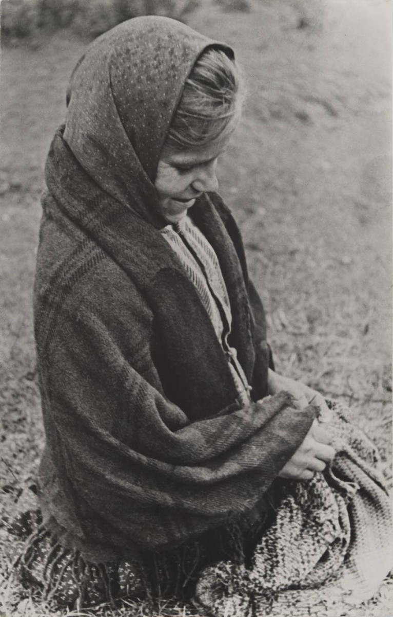 Irena Blühová (1904-1991) - SOUBOR ŠESTI FOTOGRAFIÍ S VENKOVSKOU TEMATIKOU