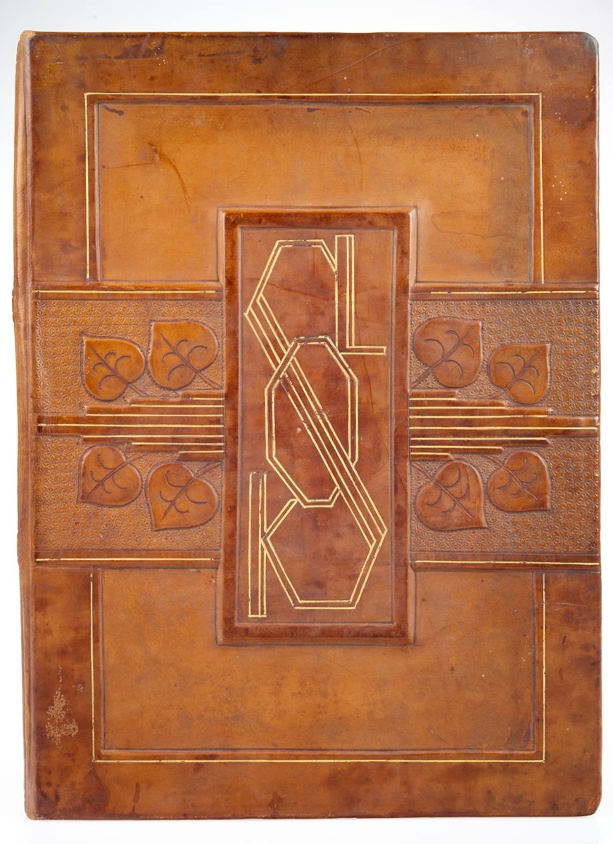 DVOJICE SOKOLSKÝCH KRONIK V LUXUSNÍ VAZBĚ A POUZDRU