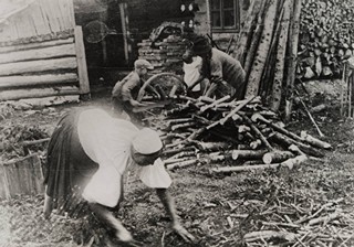 Irena Blühová (1904-1991) - SOUBOR DESETI FOTOGRAFIÍ SE SOCIÁLNÍ TÉMATIKOU