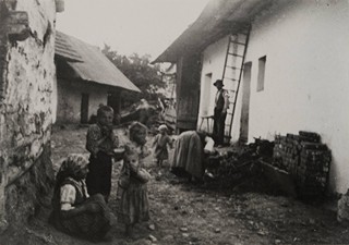 Irena Blühová (1904-1991) - SOUBOR DESETI FOTOGRAFIÍ SE SOCIÁLNÍ TÉMATIKOU