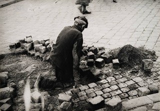 Irena Blühová (1904-1991) - SOUBOR DESETI FOTOGRAFIÍ SE SOCIÁLNÍ TÉMATIKOU