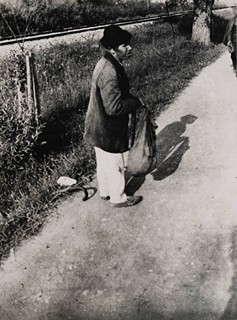 Irena Blühová (1904-1991) - SOUBOR DESETI FOTOGRAFIÍ SE SOCIÁLNÍ TÉMATIKOU