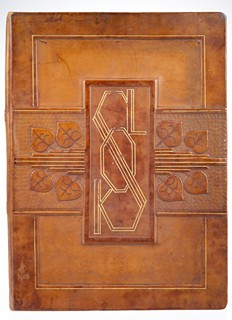 DVOJICE SOKOLSKÝCH KRONIK V LUXUSNÍ VAZBĚ A POUZDRU