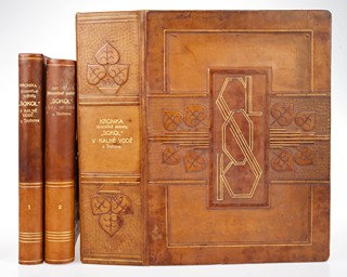 DVOJICE SOKOLSKÝCH KRONIK V LUXUSNÍ VAZBĚ A POUZDRU