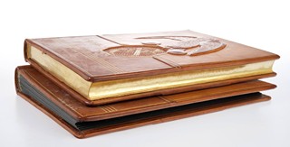 DVOJICE SOKOLSKÝCH KRONIK V LUXUSNÍ VAZBĚ A POUZDRU