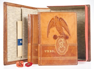 DVOJICE SOKOLSKÝCH KRONIK V LUXUSNÍ VAZBĚ A POUZDRU