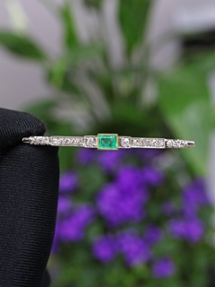 Art deco zlatá brož s přírodním smaragdem a diamanty