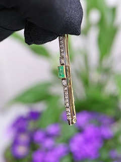 Art deco zlatá brož s přírodním smaragdem a diamanty