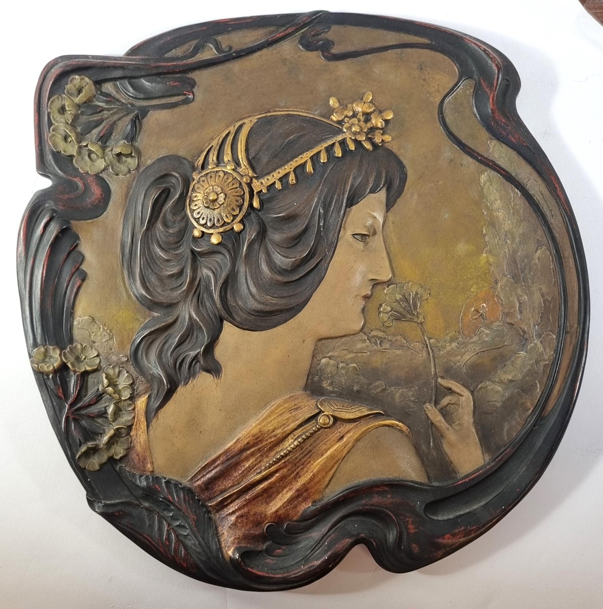 Johan Mareš - Secesní keramický portrét- dívka s petrklíčem II: