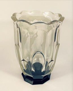 Váza s leptaným dekorem