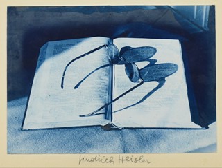 HEISLER Jindřich (1914-1953) - Brýle na knize.