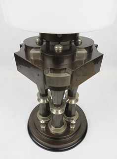 Art deco svítidlo s rondokubistickými prvky pravděpodobně Hradecká umělecká kovovýroba, cca 1925