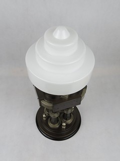 Art deco svítidlo s rondokubistickými prvky pravděpodobně Hradecká umělecká kovovýroba, cca 1925