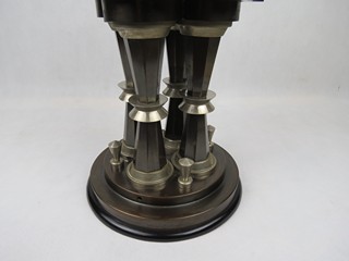 Art deco svítidlo s rondokubistickými prvky pravděpodobně Hradecká umělecká kovovýroba, cca 1925