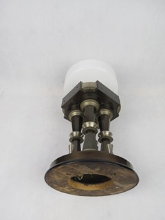 Art deco svítidlo s rondokubistickými prvky pravděpodobně Hradecká umělecká kovovýroba, cca 1925