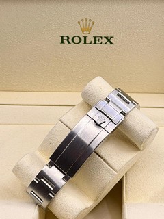 ROLEX
SUBMARINER DATE
116610LV