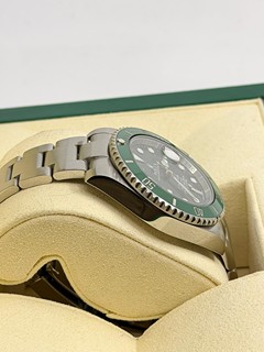 ROLEX
SUBMARINER DATE
116610LV