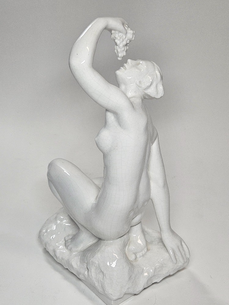 Jan Sommer (1892) - Art deco bílá glazovaná keramická socha ženy s hroznem, Bechyně