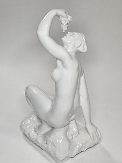 Jan Sommer (1892) - Art deco bílá glazovaná keramická socha ženy s hroznem, Bechyně