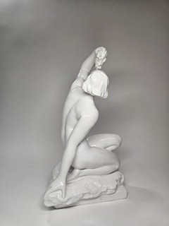 Jan Sommer (1892) - Art deco bílá glazovaná keramická socha ženy s hroznem, Bechyně