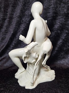 Theodor Kärner (1884 - 1966) - Porcelánová socha od firmy Rosenthal, dívka s laní, 1934