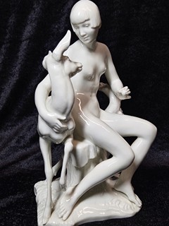 Theodor Kärner (1884 - 1966) - Porcelánová socha od firmy Rosenthal, dívka s laní, 1934