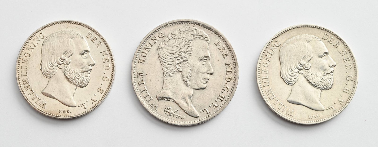 TŘI STŘÍBRNÉ OBĚŽNÉ MINCE 1 GULDEN