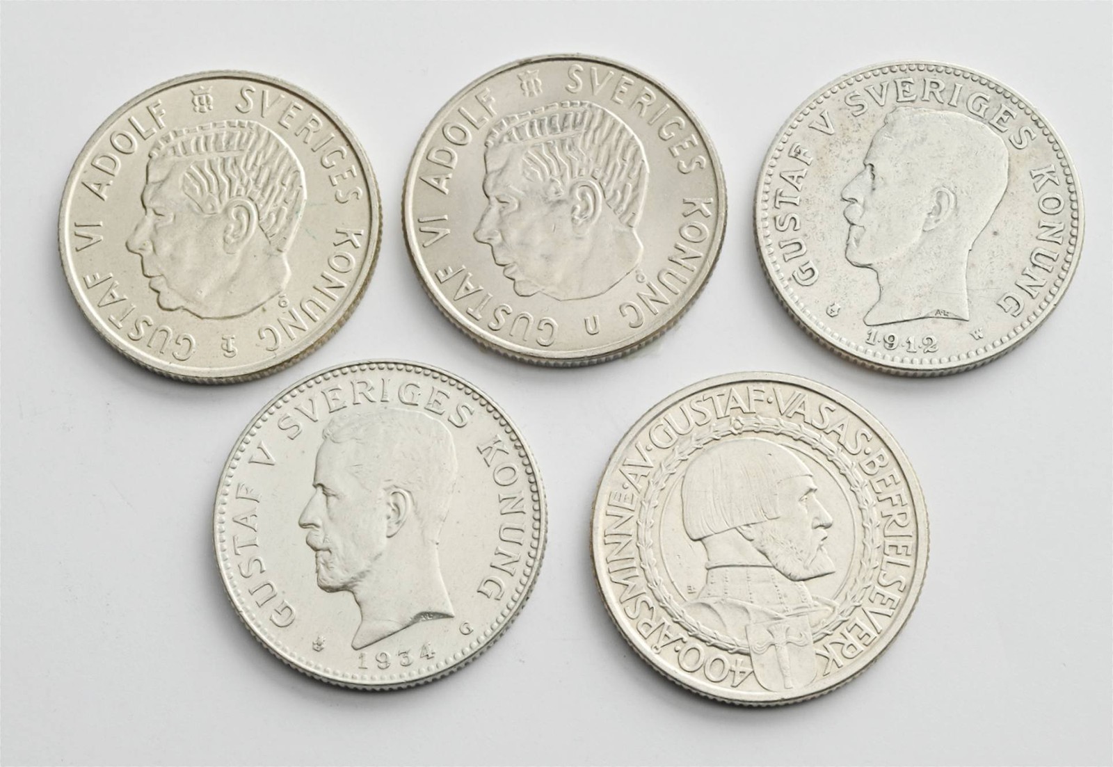 ČTYŘI STŘÍBRNÉ A 1 MĚDINIKLOVÁ MINCE 2 KRONOR