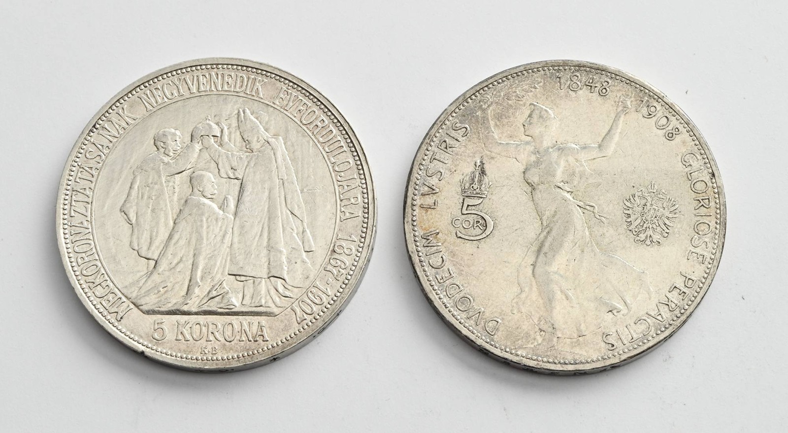 DVĚ STŘÍBRNÉ PAMĚTNÍ MINCE: 5 KORUN