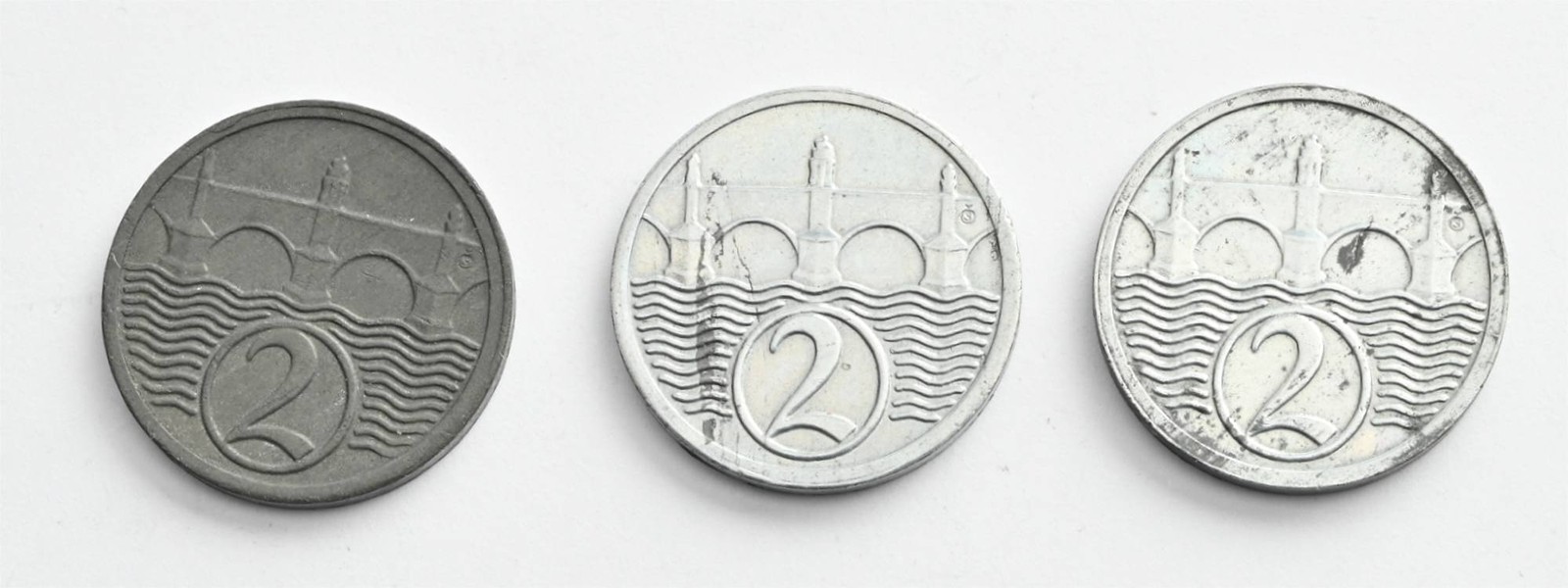 TŘI OBĚŽNÉ MINCE: 2 HALÉŘE